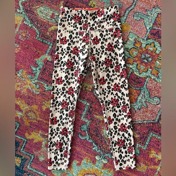 🔥Wildfox | Women’s light coral cheetah/floral print buttery soft leggings size M - Picture 5 of 16